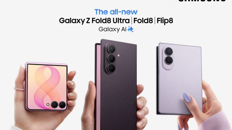 Die drei neuen Foldables von Samsung werden von Personen in die Kamera gehalten. Dar&uuml;ber stehen die Namen der Ger&auml;te.