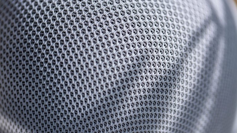 Google Home Speaker, Lautsprecher mit Gemini ausprobiert Detailansicht des Mesh-Stoffes bei einem Google Home Speaker.