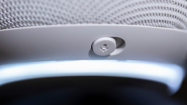 Google Home Speaker, Lautsprecher mit Gemini ausprobiert Detailansicht des Mikrofon-Kippschalters bei einem Google Home Speaker.