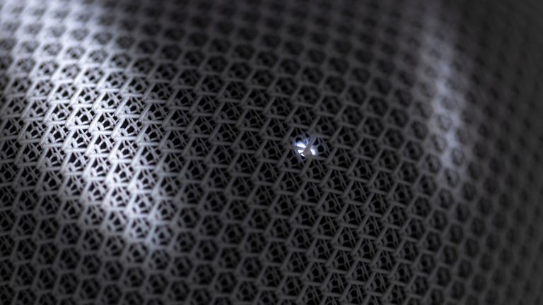 Google Home Speaker, Lautsprecher mit Gemini ausprobiert Detailansicht der Status-LED bei einem Google Home Speaker.