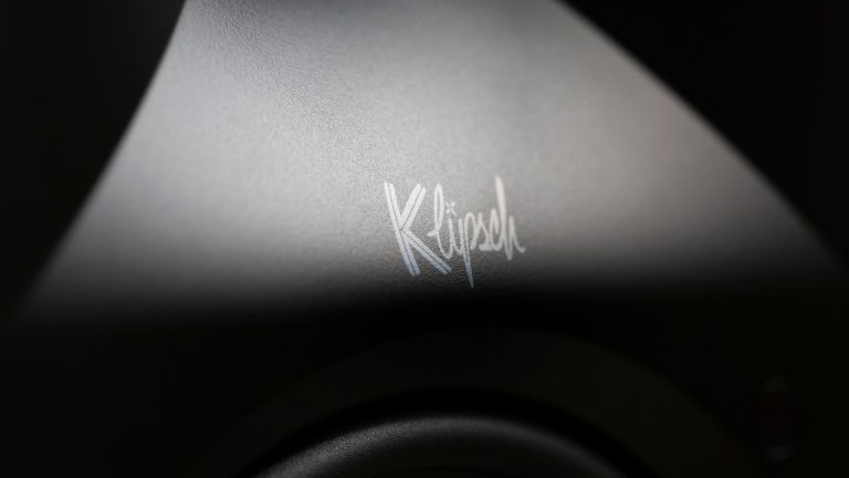 Klipsch The Fives II, Lautsprecher mit sattem Sound im Praxistest Detailansicht des Logos bei einem schwarzen Klipsch The Fives II.