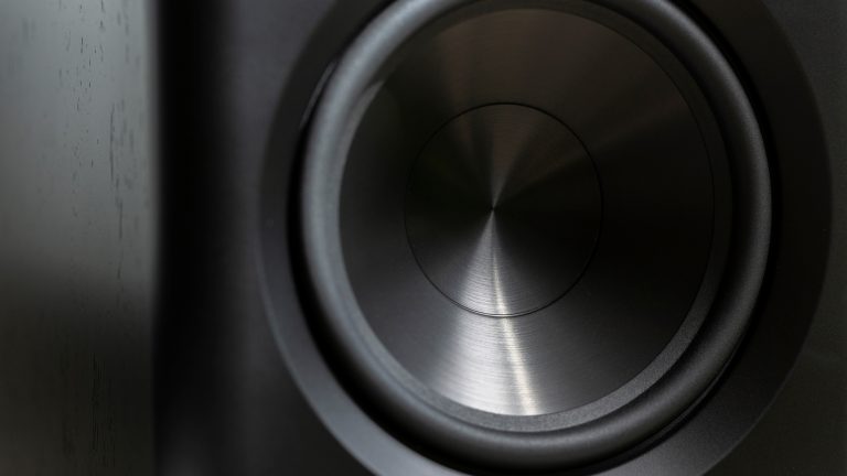 Klipsch The Fives II, Lautsprecher mit sattem Sound im Praxistest Detailansicht des Tiefton-Treibers bei schwarzen Klipsch The Fives II.