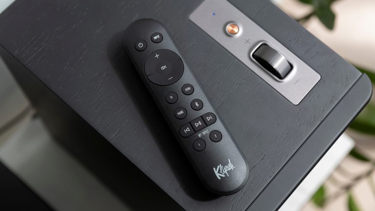 Klipsch The Fives II, Lautsprecher mit sattem Sound im Praxistest Blick auf die Fernbedienung von den Klipsch The Fives II.
