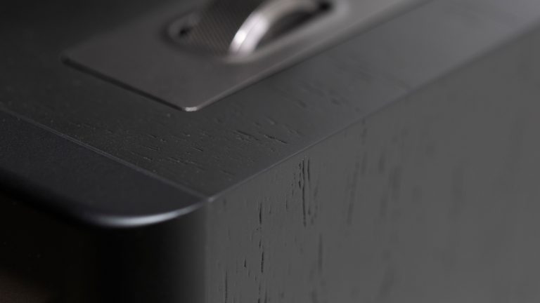 Klipsch The Fives II, Lautsprecher mit sattem Sound im Praxistest Detailansicht des Holz-Korpus bei einem schwarzen Klipsch The Fives II.