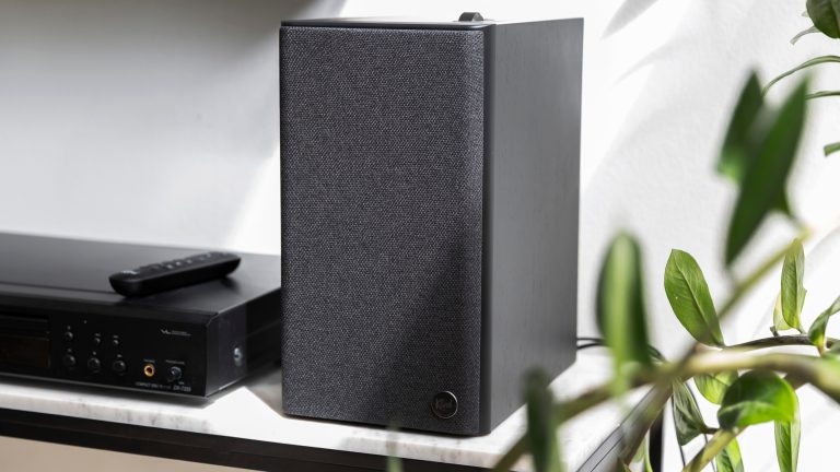 Klipsch The Fives II, Lautsprecher mit sattem Sound im Praxistest Ein Klipsch The Fives II, an den das mitgelieferte Frontpanel angebracht ist.