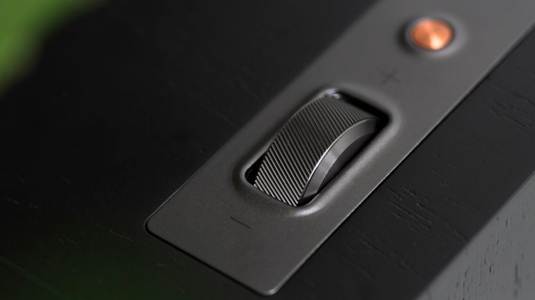 Klipsch The Fives II, Lautsprecher mit sattem Sound im Praxistest Detailansicht des Lautstärke-Rads bei Klipsch The Fives II.