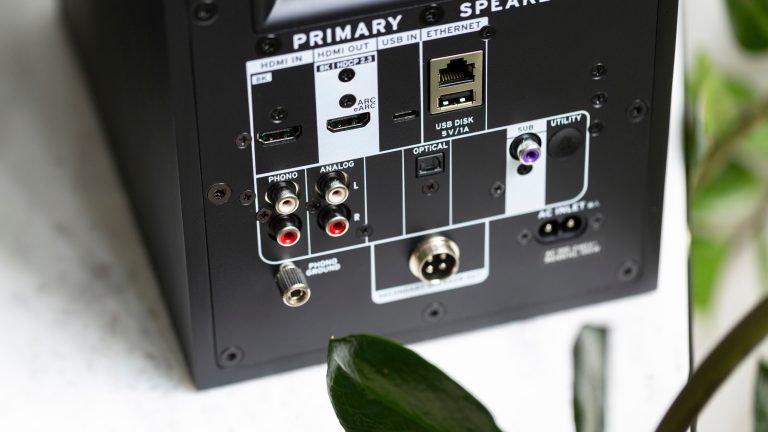 Klipsch The Fives II, Lautsprecher mit sattem Sound im Praxistest Blick auf die Anschlüsse auf der Rückseite der Aktiv-Box von schwarzen Klipsch The Fives II.