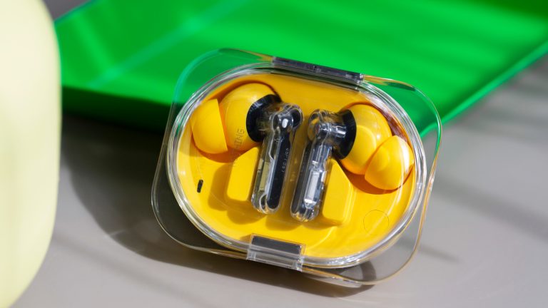 Die Nothing Ear (3a) liegen in ihrem transparenten Case, das durch einen magnetverschluss verschlossen ist.