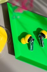 Nothing Ear (3a), Stark Leistung zum kleinen Preis Die Nothing Ear (3a) liegen außerhalb ihres Ladecases in einer grünen Schale.