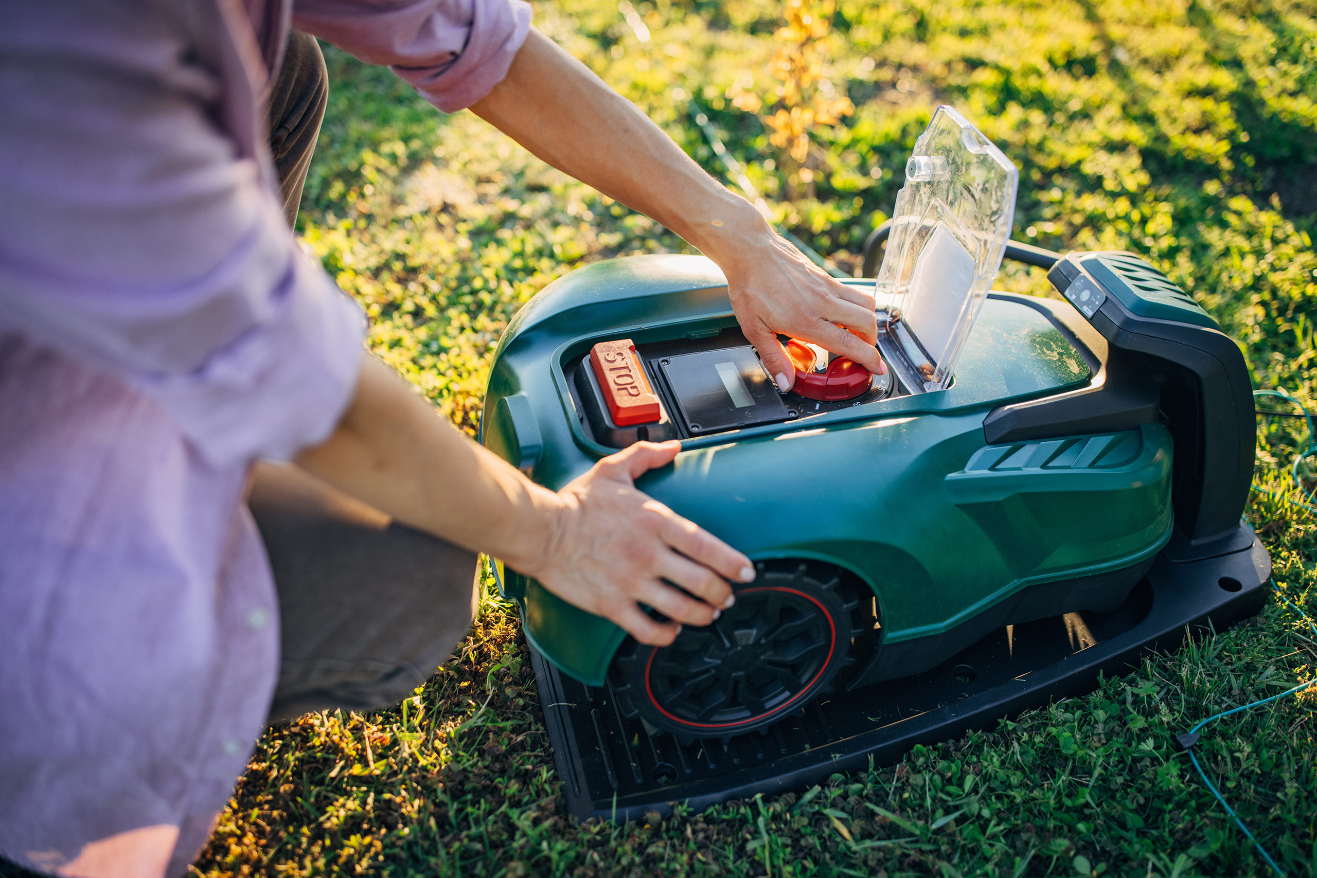 M-hroboter-reinigen-So-wird-der-Gartenhelfer-sauber