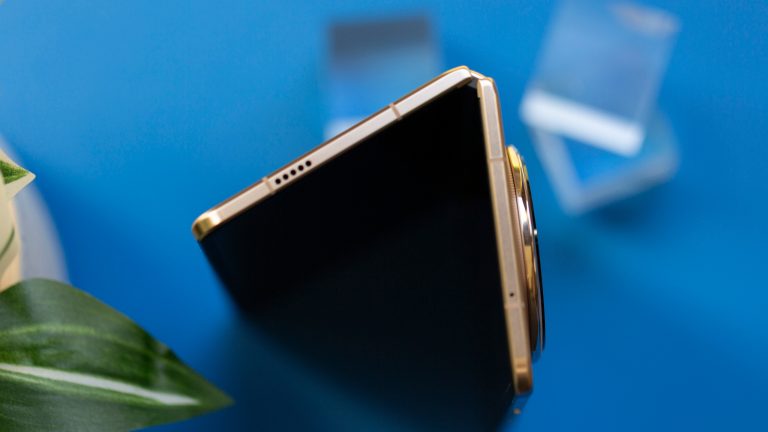 Blick von oben auf ein teilweise aufgeklapptes Honor Magic V6 in Gold.