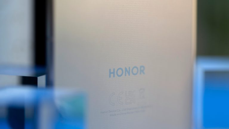 Honor Magic V6, Schicker, schneller, ausdauernder Detailansicht der Rückseite eines Honor Magic V6, mit Fokus auf das hinten eingeprägte Logo.