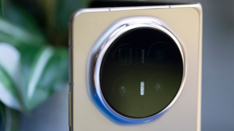 Detailansicht der Kameras bei einem Honor Magic V6 in Gold.