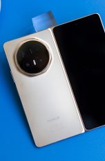 Honor Magic V6, Schicker, schneller, ausdauernder Ein Honor Magic V6 liegt auf einem blauen Regal. Das Foldable ist aufgeklappt, mit dem Innendisplay nach unten.