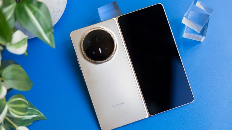 Ein Honor Magic V6 liegt auf einem blauen Regal. Das Foldable ist aufgeklappt, mit dem Innendisplay nach unten.