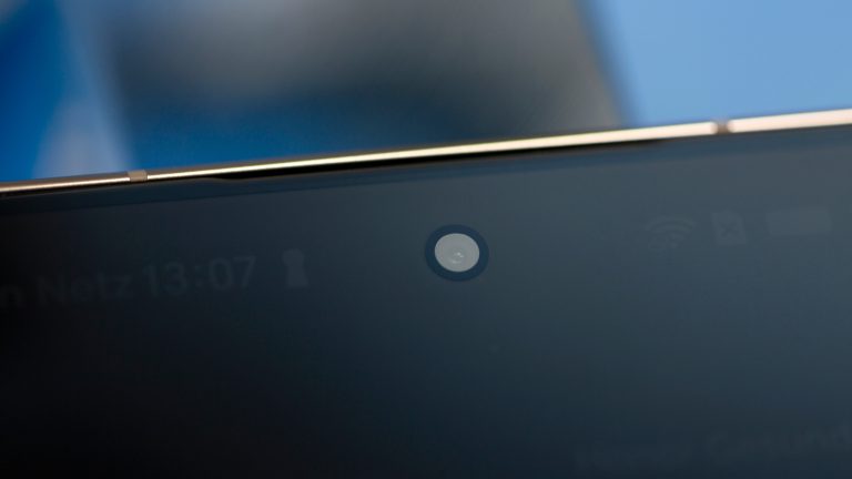Honor Magic V6, Schicker, schneller, ausdauernder Detailansicht der Selfie-Kamera bei einem goldenen Honor Magic V6.