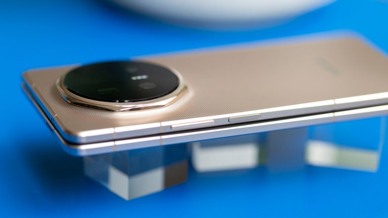 Blick auf die Seite eines zugeklappten Honor Magic V6 in Gold.