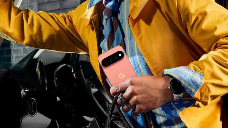 Eine Person steigt aus einem Auto aus und h&auml;lt dabei ein Google Pixel 11 Pro in der Hand.