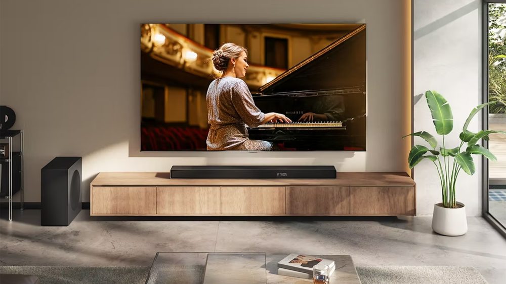 Blick in ein Wohnzimmer, in dem ein Hisense-Fernseher an einer Wand h&auml;ngt.