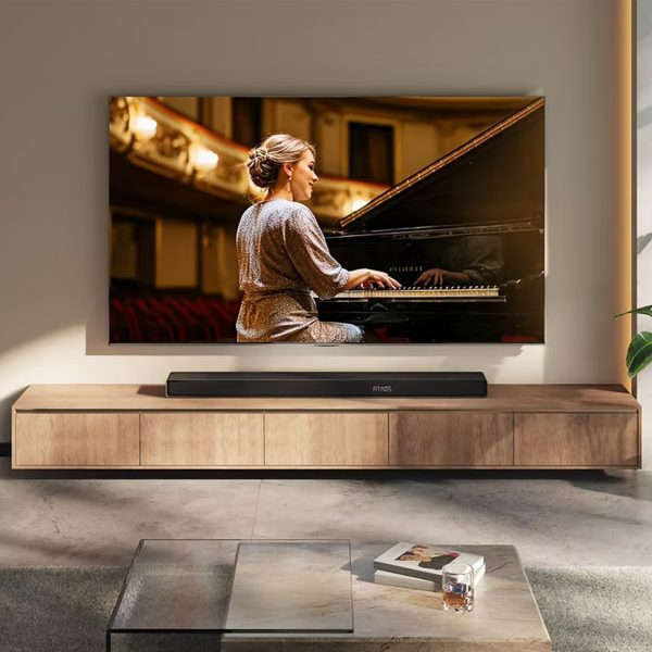 Blick in ein Wohnzimmer, in dem ein Hisense-Fernseher an einer Wand h&auml;ngt.