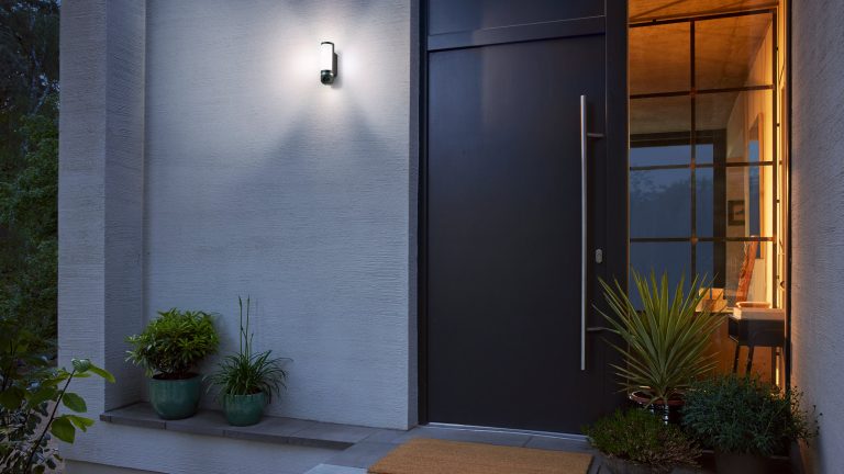 Bild der Bosch Smart Home Eyes im Einsatz neben der Haust&uuml;r eines modernen Wohnhauses.