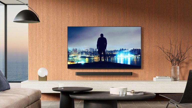 Blick in ein Wohnzimmer mit Holzvert&auml;felung an der Wand, an der ein Sony-Fernseher angebracht ist.