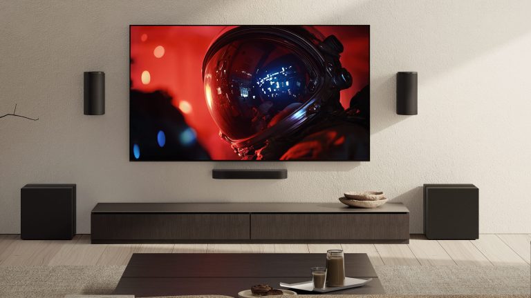 Sony-TV, Sendersuchlauf und Sender sortieren Blick auf ein Wohnzimmer, in dem ein Sony-Fernseher an der Wand hängt.