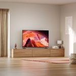 Ein Sony-Fernseher steht auf einer TV-Bank in einem Wohnraum.