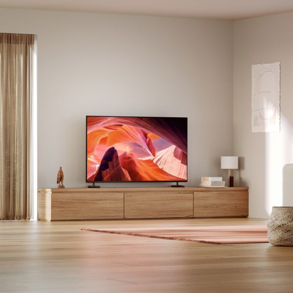 Ein Sony-Fernseher steht auf einer TV-Bank in einem Wohnraum.