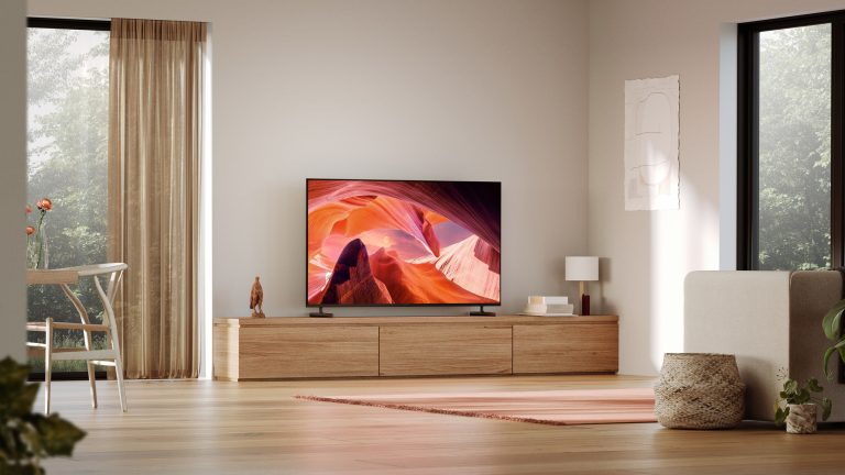 Ein Sony-Fernseher steht auf einer TV-Bank in einem Wohnraum.