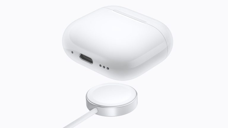 Das kabellose Ladecase der AirPods 5 schwebt &uuml;ber einem MagSafe-Ladeger&auml;t.