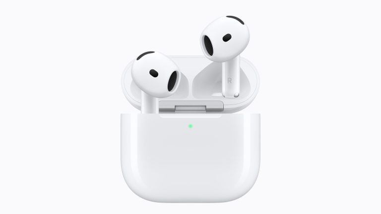 Die AirPods 5 in ihrem Ladecase vor wei&szlig;em Grund.