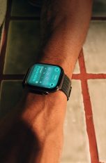 Apple Watch Series 12 und Ultra 4, Apple setzt auf mehr Gesundheit und Ausdauer Detailaufnahme eines Arms an dessen Handgelenk die Apple Watch 12 getragen wird.