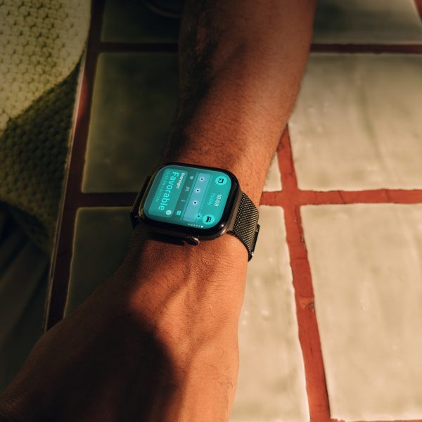 Detailaufnahme eines Arms an dessen Handgelenk die Apple Watch 12 getragen wird.
