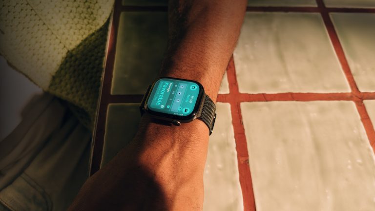 Detailaufnahme eines Arms an dessen Handgelenk die Apple Watch 12 getragen wird.
