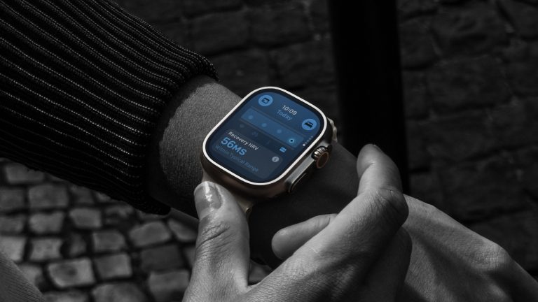 Apple Watch Series 12 und Ultra 4, Apple setzt auf mehr Gesundheit und Ausdauer Nahaufnahme einer Ultra 4, die am Handgelenk getragen wird. Die Person checkt darauf ihre Gesundheitsdaten.