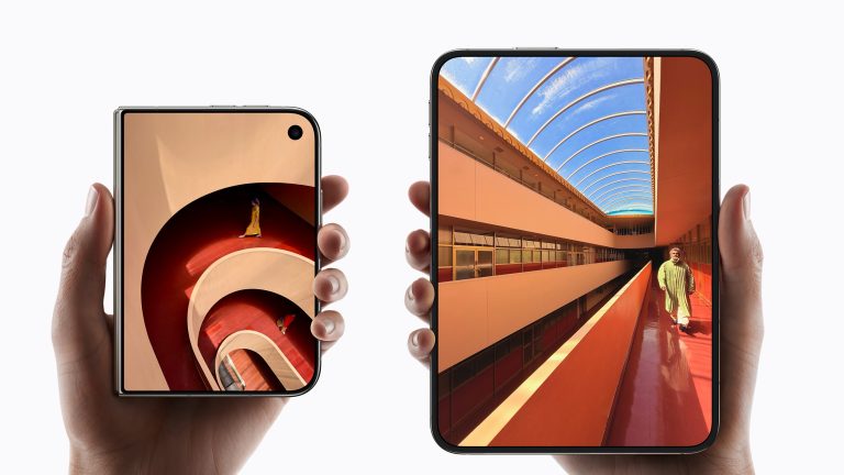 Eine Person h&auml;lt in der einen Hand ein zusammengeklapptes iPhone Duo, in der anderen Hand ein aufgeklapptes.