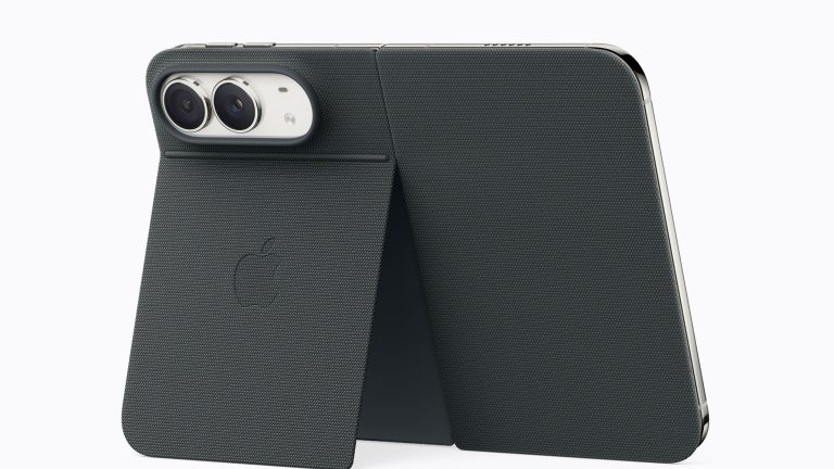 Ein iPhone Duo mit Apple-Case steht aufgeklappt da.