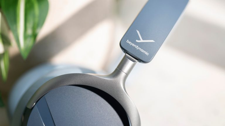 Blick auf die Seite der Beyerdynamic Aventho Y in Blau.