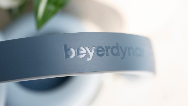 Beyerdynamic Aventho Y im Hands-on, Ausdauernder Allrounder mit klassischer Bedienung Blick auf die Oberseite des Kopfbandes bei den Aventho Y von Beyerdynamic in Blau.