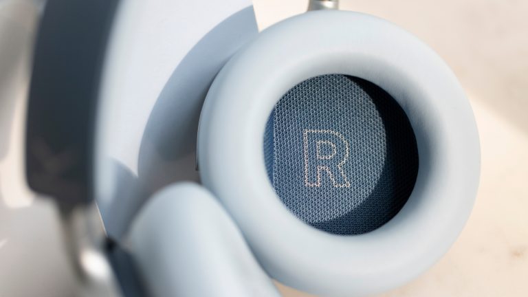 Beyerdynamic Aventho Y im Hands-on, Ausdauernder Allrounder mit klassischer Bedienung Blick in die rechte Ohrmuschel der Aventho Y von Beyerdynamic in Blau.
