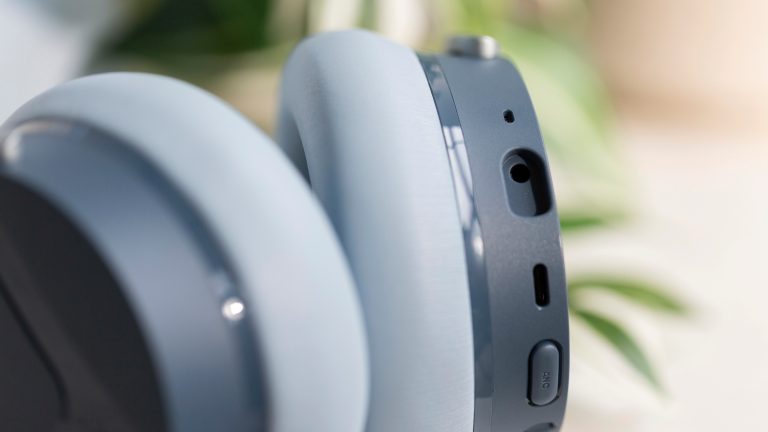 Beyerdynamic Aventho Y im Hands-on, Ausdauernder Allrounder mit klassischer Bedienung Blick auf den Mikrofon-Anschluss bei Aventho Y von Beyerdynamic in Blau.