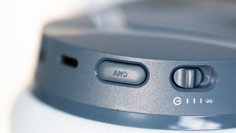 Beyerdynamic Aventho Y im Hands-on, Ausdauernder Allrounder mit klassischer Bedienung Detailansicht der ANC-Taste sowie des Ein/Aus-Schalters bei den Aventho Y von Beyerdynamic in Blau.