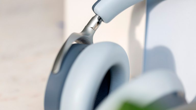 Blick auf die Innenseite der Gelenke bei den Aventho Y von Beyerdynamic mit Fokus auf die Metall-Verbindung.