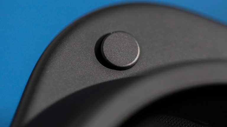 Nothing Headphone (1) Pro, Premium-Kopfhörer mit cleveren Studio-Ideen im Praxistest Detailansicht des zusätzlichen Knopfes außen an der rechten Ohrmuscheln bei den Nothing Headphone (1) Pro.