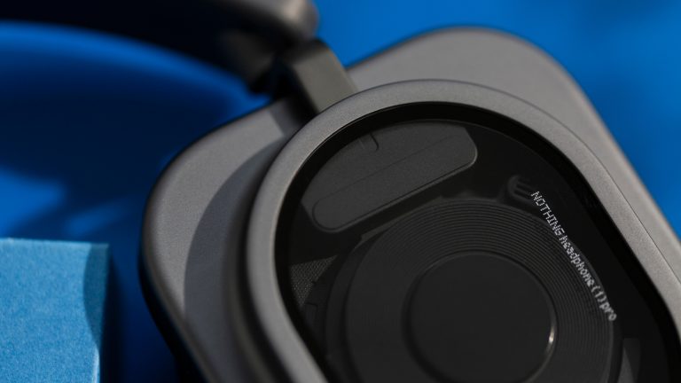 Detailansicht der Echokammer bei schwarzen Nothing Headphone (1) Pro.
