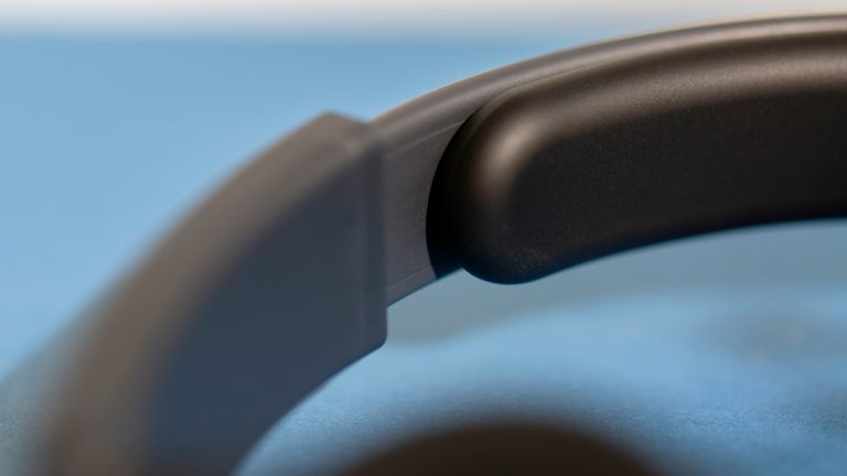 Nothing Headphone (1) Pro, Premium-Kopfhörer mit cleveren Studio-Ideen im Praxistest Detailansicht des Kopfbandes bei den Nothing Headphone (1).
