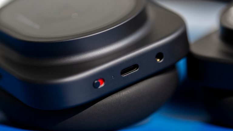 Nothing Headphone (1) Pro, Premium-Kopfhörer mit cleveren Studio-Ideen im Praxistest Detailansicht der Unterseite von schwarzen Nothing Headphone (1) Pro.