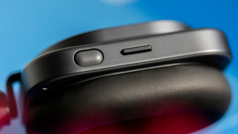 Detailansicht der Bedienelemente an der Seite der Ohrmuschel bei Nothing Headphone (1) Pro.