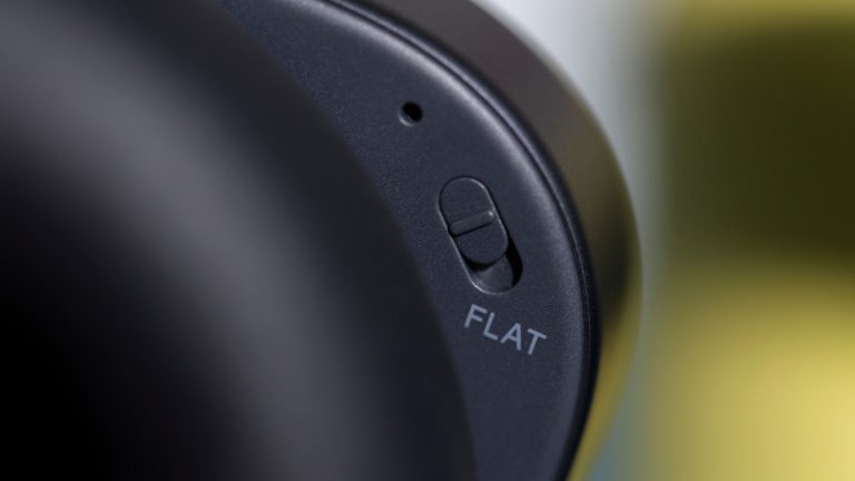 Detailansicht des neuen Flat-EQ-Schalters bei den Nothing Headphone (1) Pro.